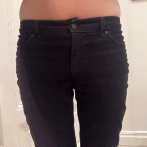 Mörkblåa Manchester byxor - Säljer nu dessa skitsnygga mörkblåa manschesterbyxor!! Jag är ungefär 1,70💙