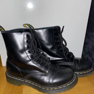 Doc martens  - Doc martens stövlar i storlek 38. Använda men rena sulor, ej använt många gånger och på ett bra tag.  Nypris 2100kr, mitt pris 850kr, pris kan diskuteras.  Köpta 2år sedan !   Pris kan diskuteras 