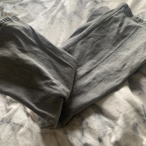 Gråa jeans, Gina Tricot - Köpta från Gina men säljer för att jag inte längre passar de, de är i storlek 34 och är lite utsvängda ner till  (orginalpris 600kr) Inga tecken på slitage mer än normalt