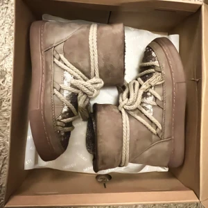Inuikii  - Intressekoll på dessa sjukt coola inuikiis i en beige rosa färg med unika paljetter i storlek 37! Passar även 36-38. Tror tyvärr inte de finns att köpa längre. Köpta för ungefär 3000kr. Ny skick! 