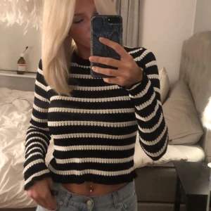 Randig tröja - Säljer denna pga ingen användning💗det är storlek L men den sitter som en S/M som ni ser på mig💗