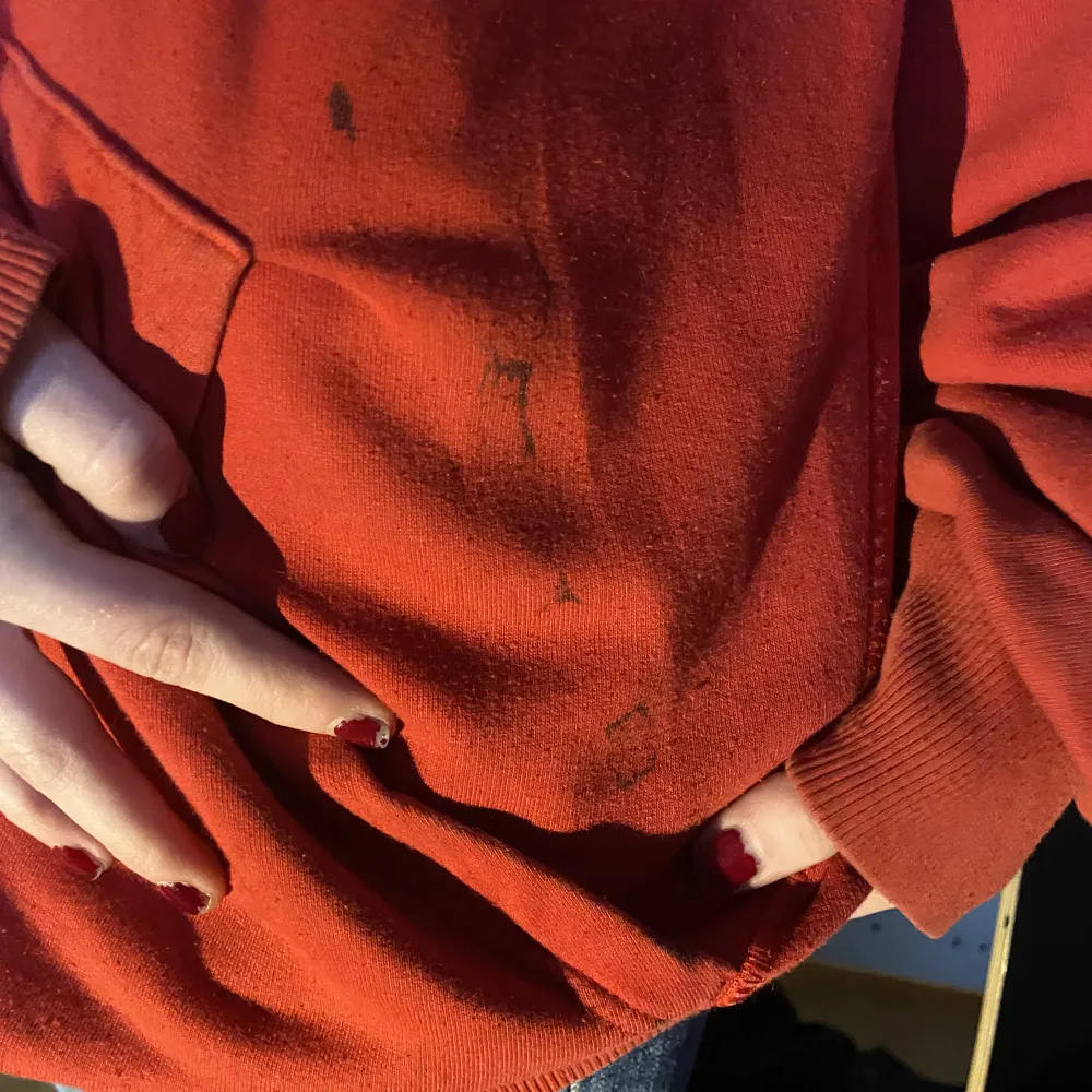 Fet röd adidas hoodie. Fläck från permanent penne som inte går att få bort (bild 3) Skriv för mått och bilder💕💕. Hoodies.