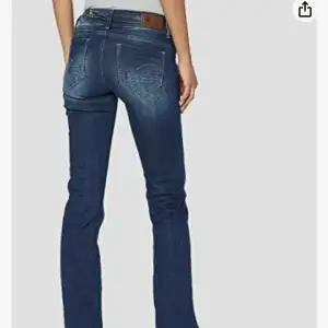 Säljer dessa jeans men lite slitningar längst ner annars finns det inga andra defekter!💗köpta för 724kr