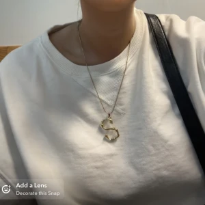 Bokstavshalsband  - Säljer detta då de ej kommer till användning! Ser ut som de från maria nilsdotter typ🩷🩷 jätte nice och kan justera hur lång man vill att de ska vara 