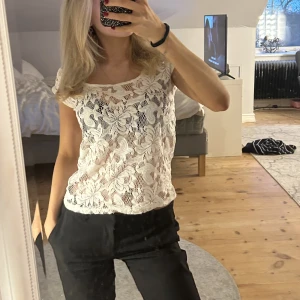 Vit spetstopp - Såå snygg vit spetstopp!! Passar till allt😍💕