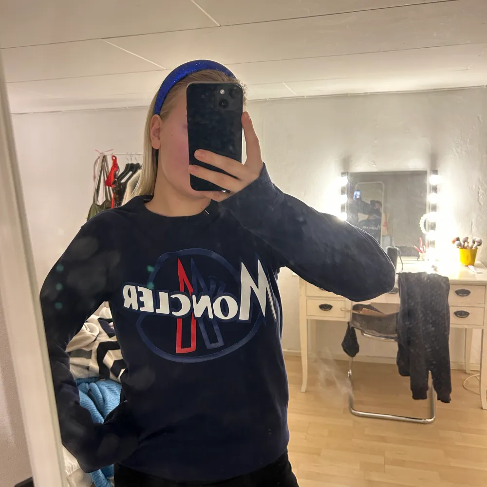 Fin sweatshirt från Moncler i storlek S, några år gammal men knappt använd😊. Neuletakit & Villapaidat.