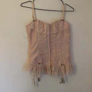 Korsett  - Jätte söt rosa korsett som är för liten 