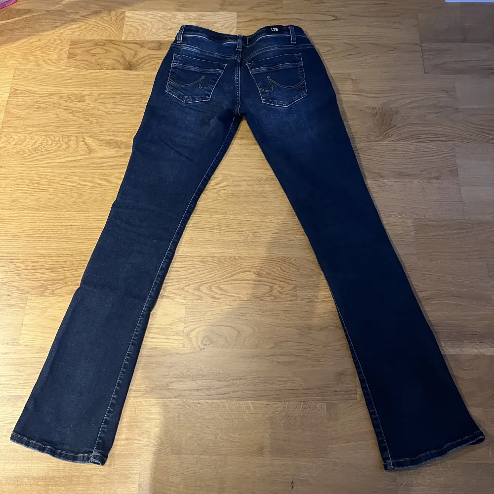 Säljer mina perfekta ltb jeans i modellen valerie, för dom är lite små på mig💗 använda ett fåtal gånger men de är som nya💗. Jeans & Byxor.