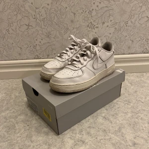 Air force one - Säljer dessa för en billig slant, storlek 38, tvättade och uppfräshade, skicket är 5/10