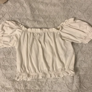 Offshoulder Topp - Vit croppad offshouldertopp från Gina
