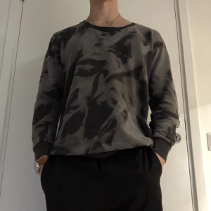 Långärmad tröja från Vailent - Tröjan är i M och är för stor på mig  den är för lång ner mot midjan och säljes nu för 350 kr. 