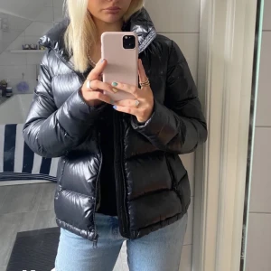 Colmar jacka  - Sjukt snygg Colmar jacka nu till vintern!💕Skulle säga att den är ganska liten i storleken och passar mig perfekt som vanligtvis har  34-36. Jackan är i nyskick.  Nypris 5499kr (Lånade bilder) skriv för fler bilder! Pris kan alltid diskuteras☺️