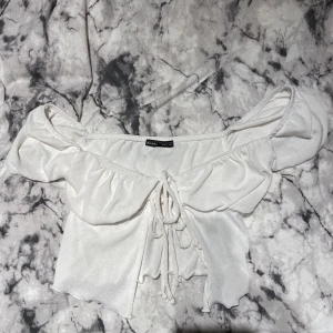 Topp från bershka  - Toppen är i bra skick och använd en gång!
