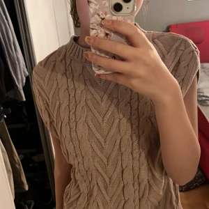 Ärmlös topp - Jättefin topp från NAKD i beige.