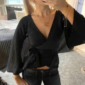 Marinblå blus omlott  - Blus man knyter, går att justera hur tajt man vill att den ska sitta. Knytningen kan både vara fram och bak 💓 skit snygg!!! Endast intressekoll💓 köpt dyrt 