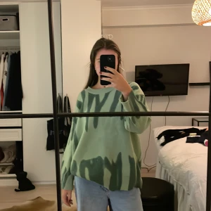 Stickad tröja - Skit cool stickad grön tröja