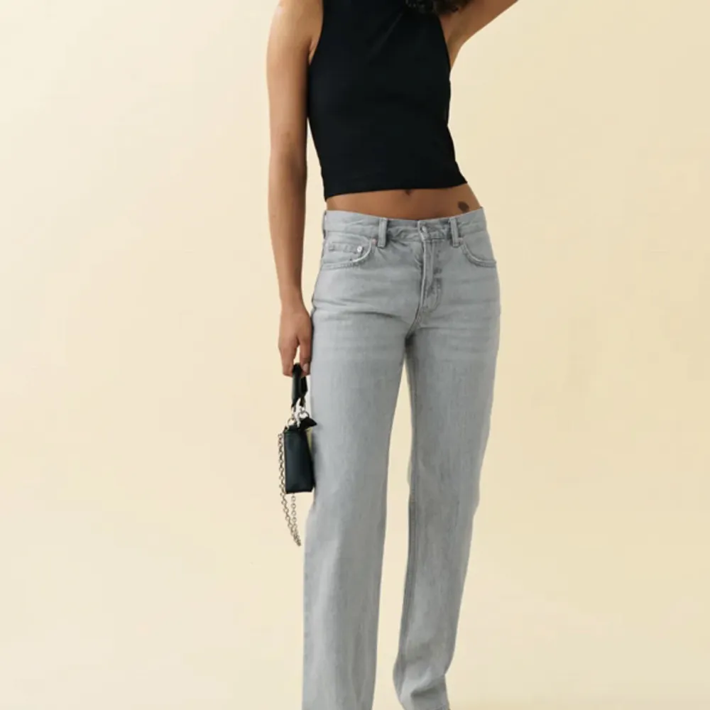 Säljer dessa så fina lowwaist jeans för att de inte kommer till användning🤍Passar mig som är ca 170 hade även passar någon kostade och längre🤍dom är nästan helt oanvända🤍nypris 499🤍. Jeans & Byxor.