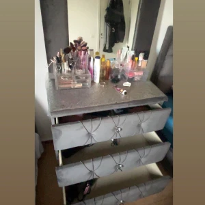 Sminkbord  - Helt ny, jättefin, stor spegel och kan få in så mycket man vill.  Priset kan diskuteras om du är intresserad.