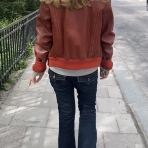 True religion jeans  - Lågmidjade true religion jeans! Köpta som skinny jeans så har själv sytt ut dem, jätte snygga men måste tyvärr sälja då dem är för små! Skriv för frågor eller bättre bilder!💖