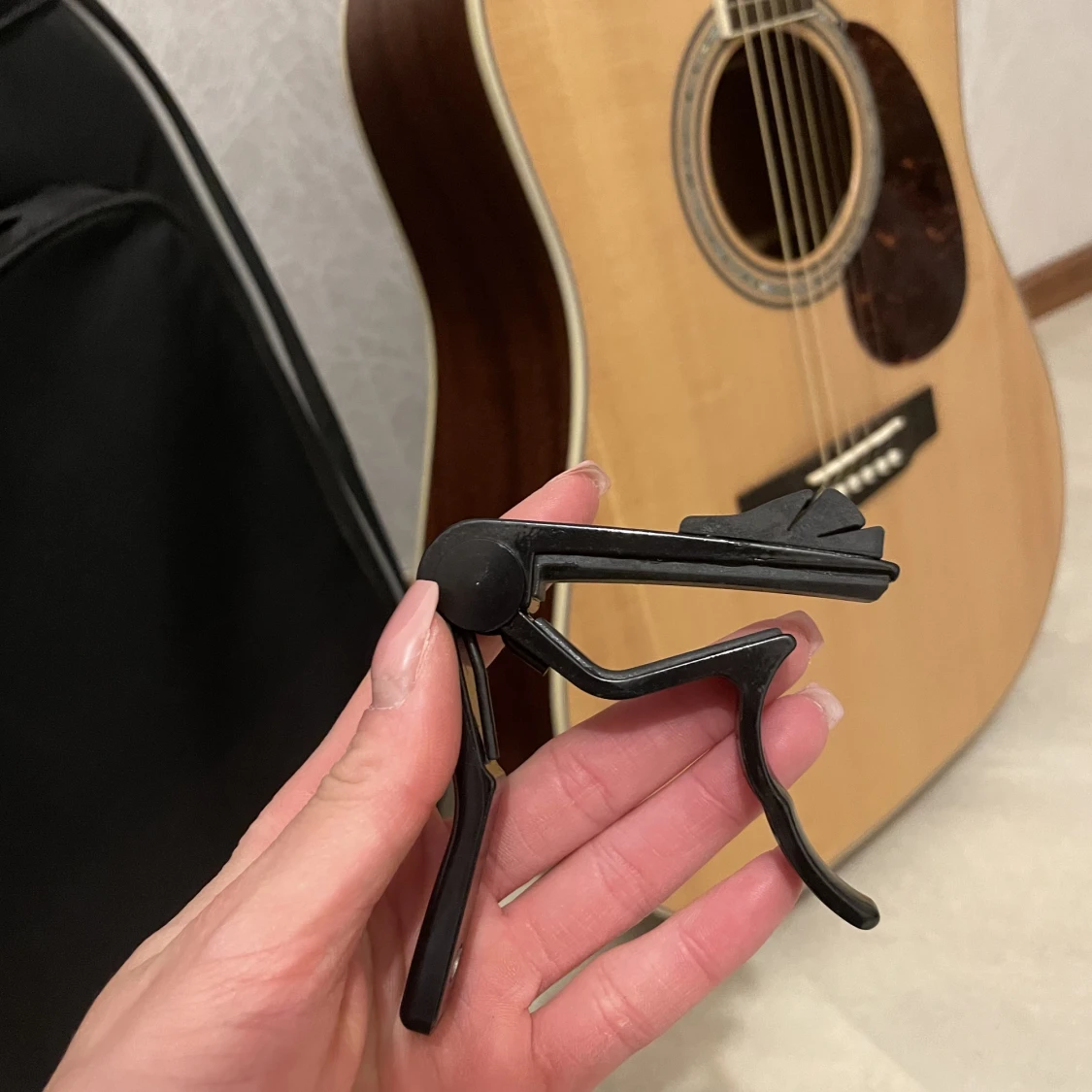 Akustisk gitarr med väska - 91