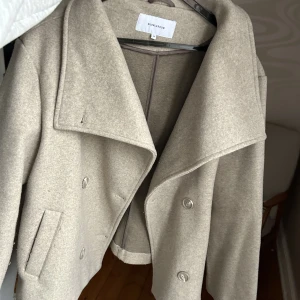  kappa från Bubbleroom - Sååå fin kappa från Bubbleroom använd 2 gånger!! Strl. 36 Nypris 899kr Köparen står för frakt! Hör av er vid frågor!! 💗💗💗💗💗💗💗💗