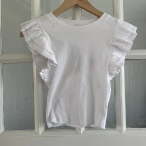 Topp - Gullig vit topp från zara med volang, aldrig använd 🌸