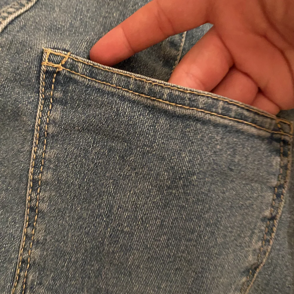 Säljer denna jättefina somriga jeanskjolen från Hm. Den är jättefin men inte riktigt min stil längre! Den är i storlek 36 och jag är 161 cm lång. (Man står för frakten själv, jag tvättar självklart alla kläder innan jag säljer)❤️. Hameet.