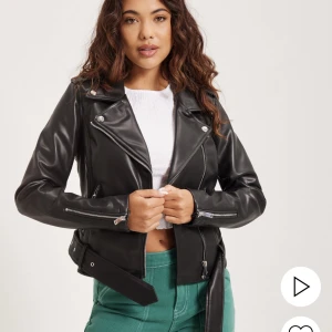 Skinnjacka  - Skinnjacka från Nelly. Nyskick, har köpt en ny och kommer inte till användning. Storlek xs