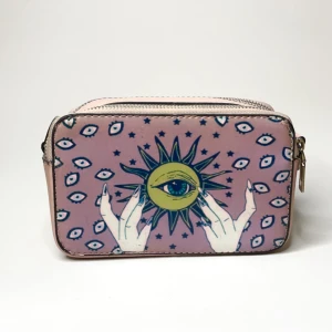 Väska med öga - Köpte den på second hand för några år sen, har inte använt den så mycket men den har några små skador som knappast syns. 