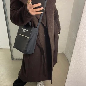 Brun kappa  - Superfin kappa jag köpte här på Plick. Inget fel på den men gillade inte hur den satt på mig. Köpte för 550 kr. Använt en gång. Säljer för 450  Bilder lånade från tidigare ägaren 