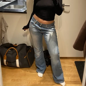 Levis jeans - Säljer mina Levis jeans, modell 515. Skit snygga verkligen men tyvärr för stora i midjan. Köpta secondhand men är i väldigt bra skick. 