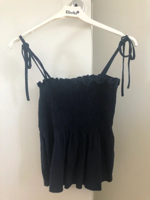 Mörkblå volang topp❤️ - Så så fin mörkblå topp med bandeu och volang❤️ justerbara band. Jättefin och trendig men kommer ej till användning. Passar xs-s💕 använd 1-2 gånger