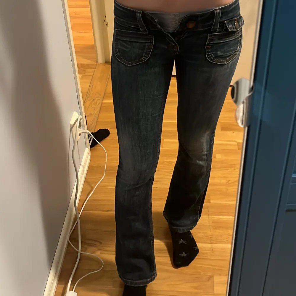 ÄLSKAR mina blåa väldigt lågmidjade bootcut jeans från ONLY. De har fickor både fram och bak och är tyvärr försmå för mig😭De är i storlek W:32 L:32 eller storlek 23-25! Älskar dem så säljer bara vid bra bud! För referens är jag 170cm lång!💕💕. Jeans & Byxor.