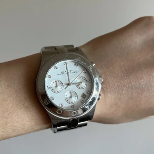 Marc Jacobs klocka - Silvrig klocka från Marc Jacobs. Stor urtavla med tre små urtavlor i. Väl använd men fortfarande i superfint skick. Diameter 40 mm. 