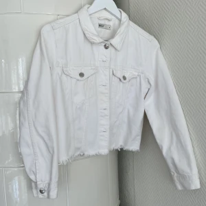 Vit jeansjacka  - Snygg jeansjacka med slitningar från Gina Tricot, endast använd fåtal gånger. Mycket fint skick, storlek M 🤍