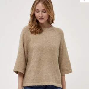 3-4 sleeve stickad tröja Desires - Säljer denna slutsålda  trekvartärmade stickade tröjan från Desires. Knappt använd, säljer då den var för stor. Originalpris ligger på 650 kr, säljer för 300. Kontakta för fler frågor💕