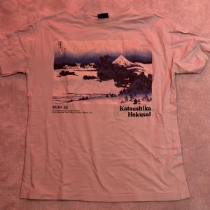 Pull&bear tshirt - Väldigt bra kvalitet tshirt med ett tryck av konstnären ”Katsushika Hokusai”.