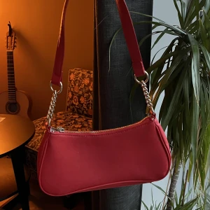 Väska - Mini, röd baguette-väska från hm. Bra skick.