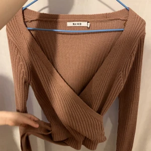 Tröja   - Finstickad omlott tröja (säljs inte på nakd längre). Använt några få gånger. Kan skicka flera bilder vid intresse. 