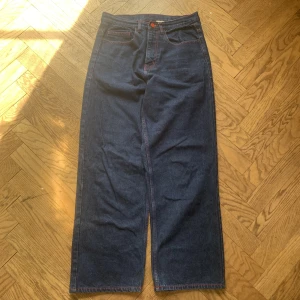 Bewider jeans - Mörkblåa baggy jeans från bewider med röda sömmar. Storlek 30w 32l. Bra skick. Fråga gärna frågor!