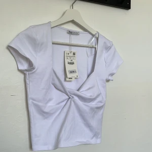 Vit topp  - Vit Zara topp i storlek L. Skulle säga att den är liten för att vara en L. Helt oanvänd. 