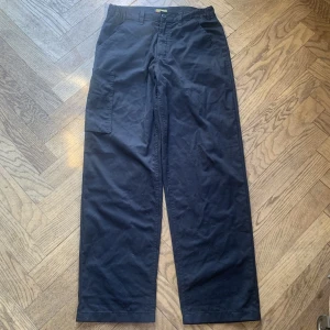 Baggy blåkläder byxor - Feta svarta blåkläder byxor, ingen storlekslapp men mätte dem till 40 cm i midjan. Fråga gärna frågor!
