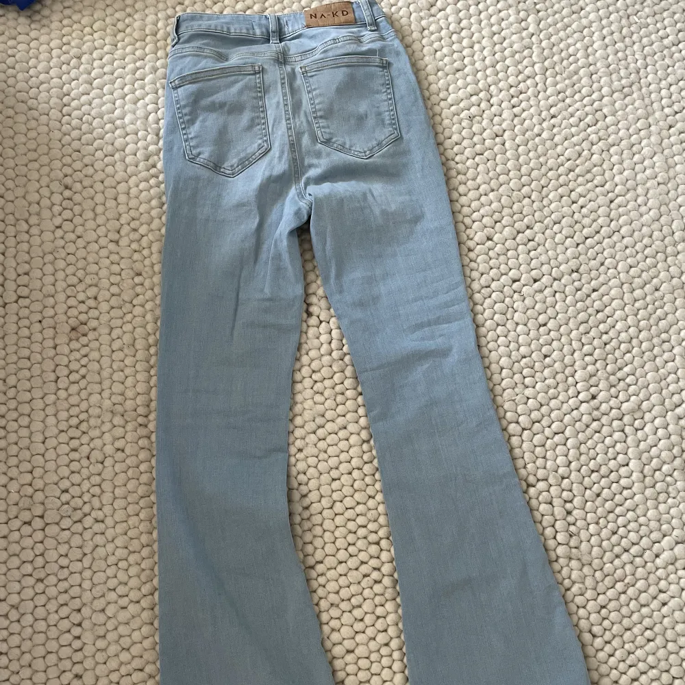 Säljer mina jättefina bootcut jeans från nakd då de tyvärr inte kommer till användning längre💗 Använda ca 5 ggr och är i jättebra skick (org pris 499kr) pris går att diskutera! . Jeans & Byxor.