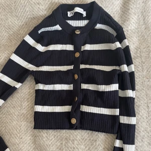 Randig Topp💙 - en söt kropp topp från Sellpy den är från Zara❣️ aldrig använt. En av knapparna är lite lös men den går fortfarande att stänga!! 