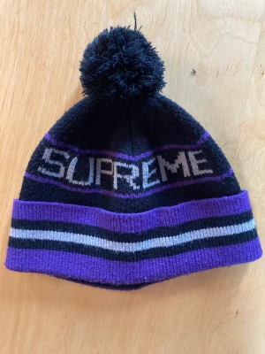 Supreme mössa - Ingen aning om äkthet, pris kan diskuteras.