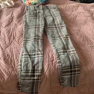 Byxor - Vet inte riktigt vad det är för typ av byxor, det är lite av en blandning mellan kostymbyxor och tights! Ärvt dom av min syster ! Föreslå gärna ett pris!