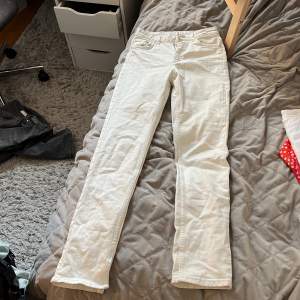 Säljer vita zara jeans som aldrig använts med slits längst ner. Jättebra skick. 💞 Köpare står för frakt
