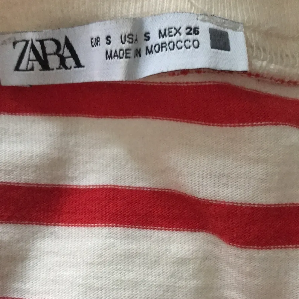 Hej, säljer min tröja ifrån zara då den aldrig används längre. Den är sparsamt använd och inga tecken på användning vad jag ser. Skriv för intresse eller frågor! ❤️. T-paidat.