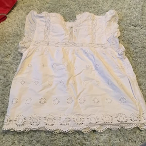 Blus  - Oroligt söt broderi blandad blus! Använd rätt mycket men verkligen inget som syns! Perfekt till kjol, shorts och byxor! 😊😊