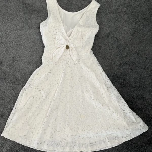 Studentklänning - Vit klänning perfekt för student och avslutning. Märke: Bubbleroom Storlek: S.